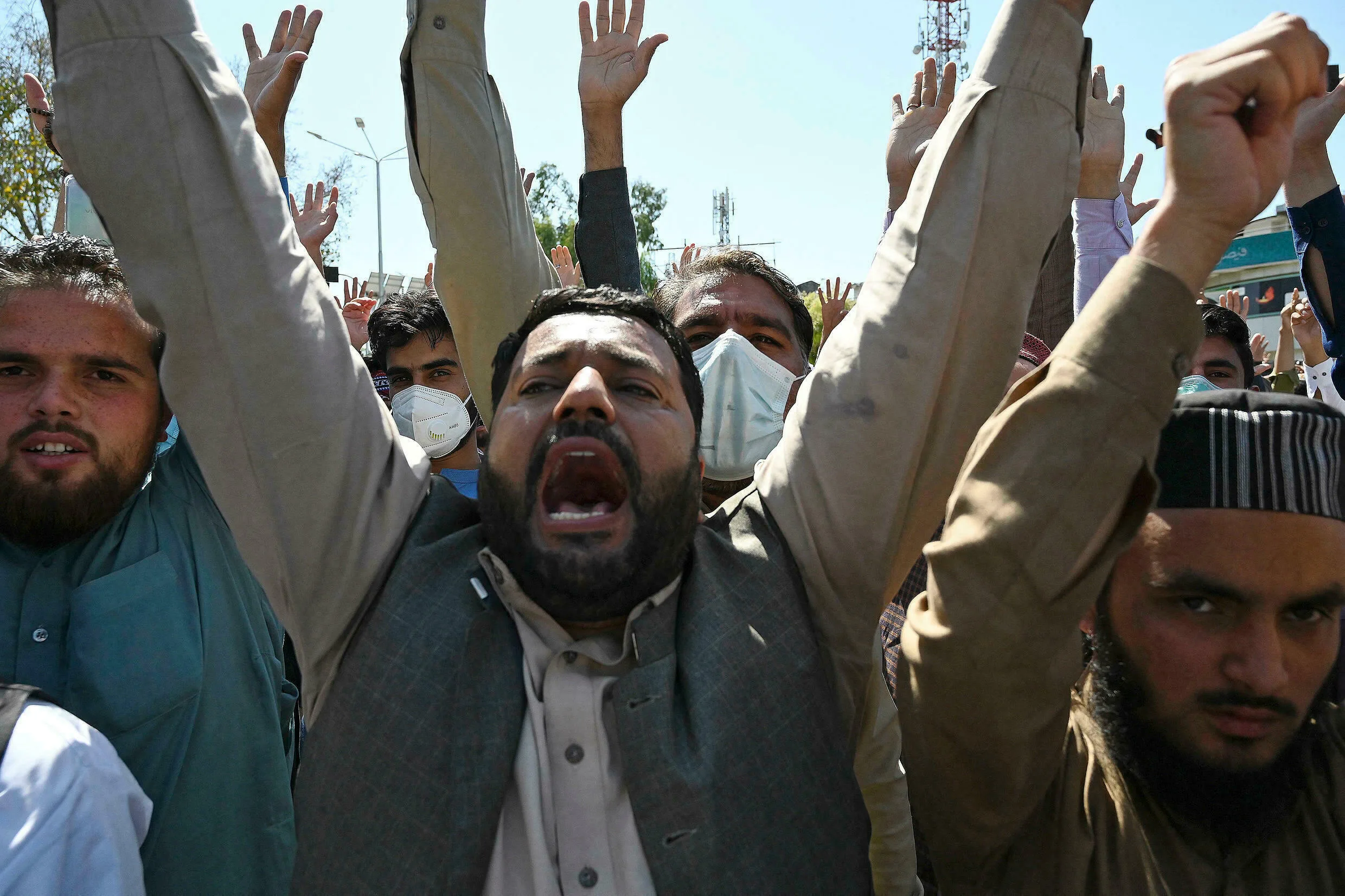 În Pakistan la un protest „anti-blasfemie”, fundamentaliști înarmați cu puști Kalașnikov au deschis focul împotriva polițiștilor