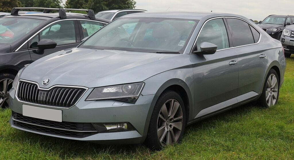 1200px-2019_Skoda_Superb_SE_L_Executive_TDi_2.0_Front
