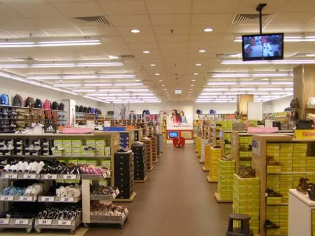 Unele activităţi comerciale au repornit luni în Elveţia