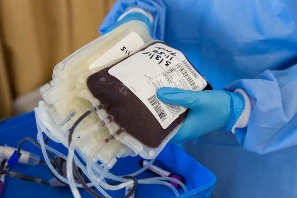Medicii din Sibiu, au adus plasmă de la Deva, pentru pacienţii COVID-19