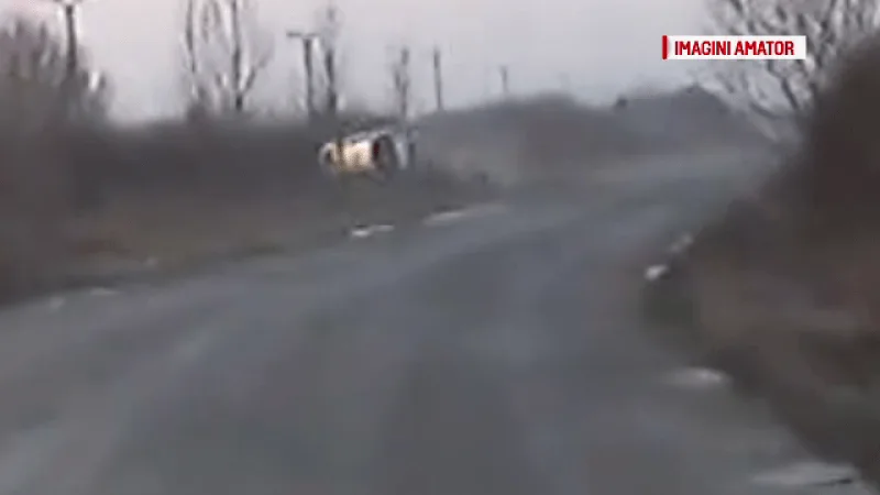 Un autoturism in care se aflau cinci copii şi un adult a ieşit de pe carosabil