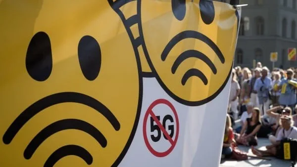 Doj: Sute de persoane în centrul Craiovei la un protest împotriva implementării tehnologiei 5G