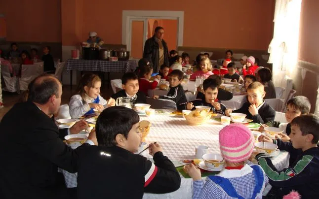 Guvernul urmează să aprobe programul-pilot de suport alimentar în 150 de unităţi de învăţământ preuniversitar