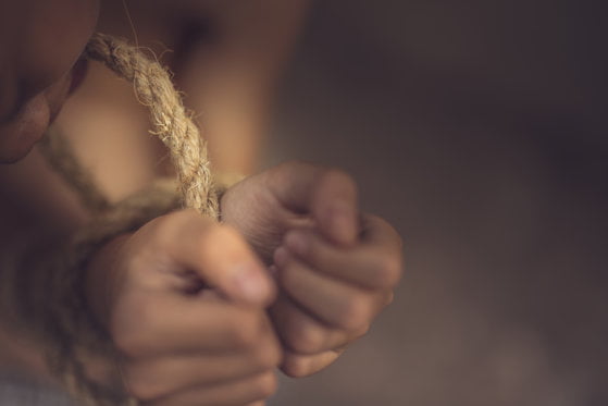 Suceava: Bărbatul care și-a legat copilul de gât cu un ștreang, cercetat sub control judiciar