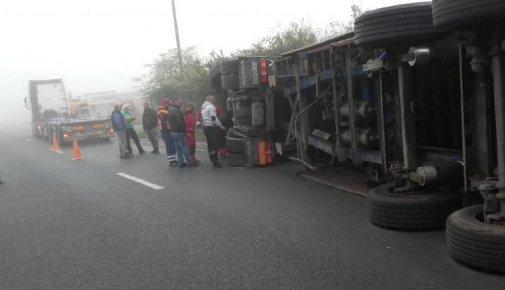 Autocamion încărcat cu 5.000 de păsări vii s-a răsturnat