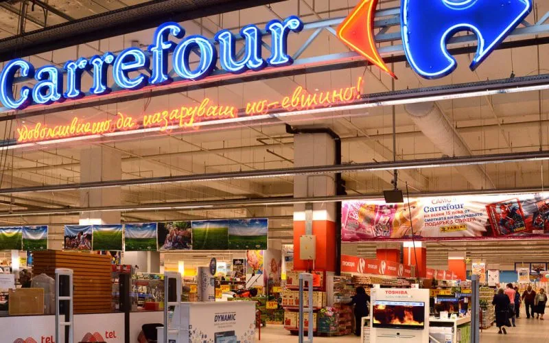 Guvernul francez refuză clar şi definitiv preluarea Carrefour de către Couche-Tard