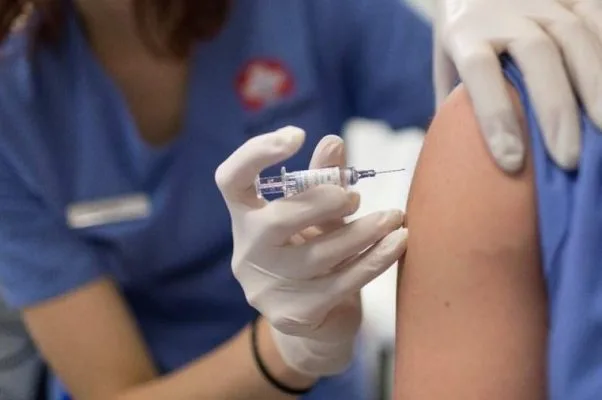 Lumea se confruntă cu aproximativ 4.000 de variante COVID-19, în timp ce cercetătorii explorează vaccinuri mixte