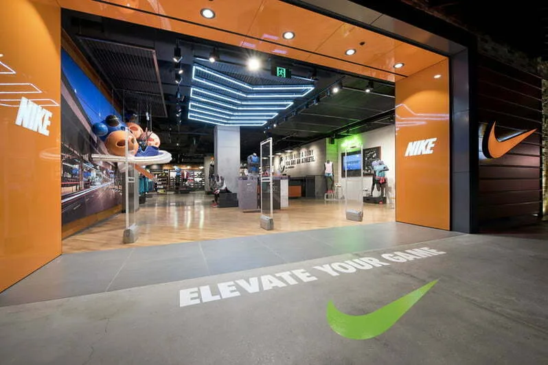 Nike bate estimările profitului, pe măsură ce vânzările online cresc cu 82%; stoc stabilit pentru record
