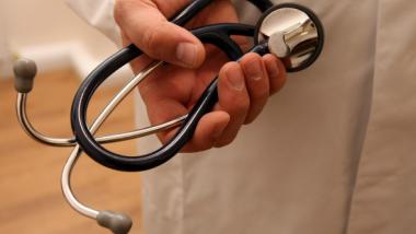 Medicul din Timișoara, acuzat că și-a snopit copilul în bătaie, a fost reținut