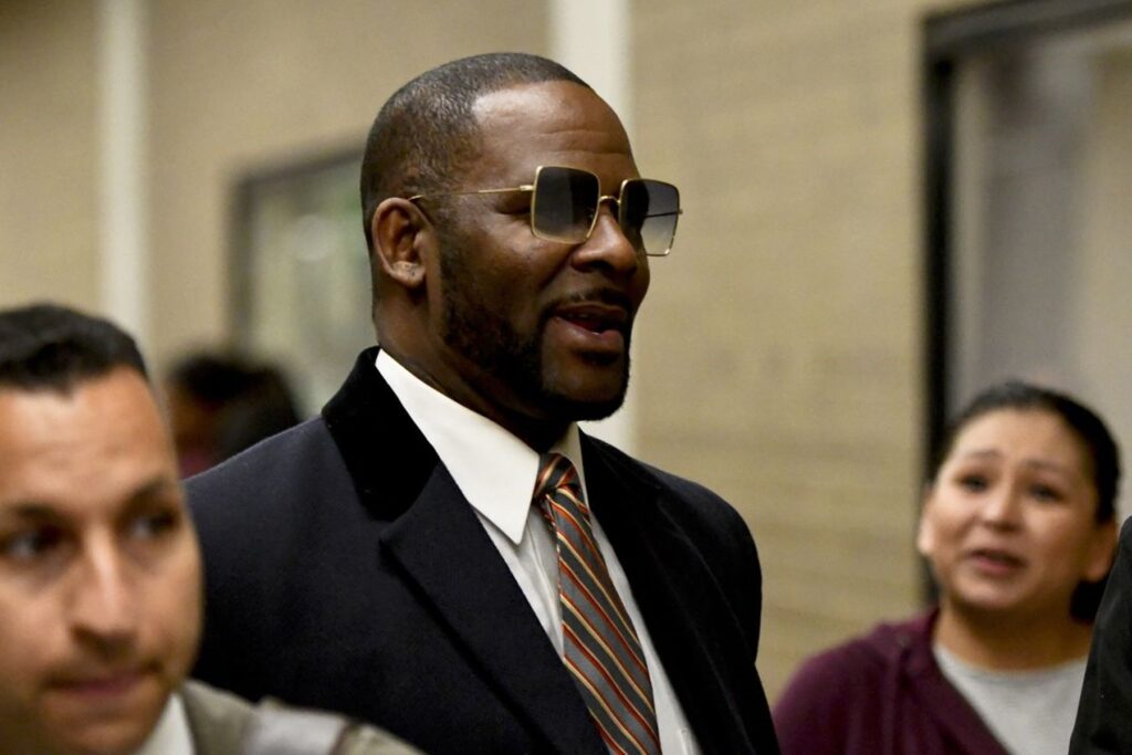 R.-Kelly-is-being-beaten-by-his-ex-girlfriend-after-his