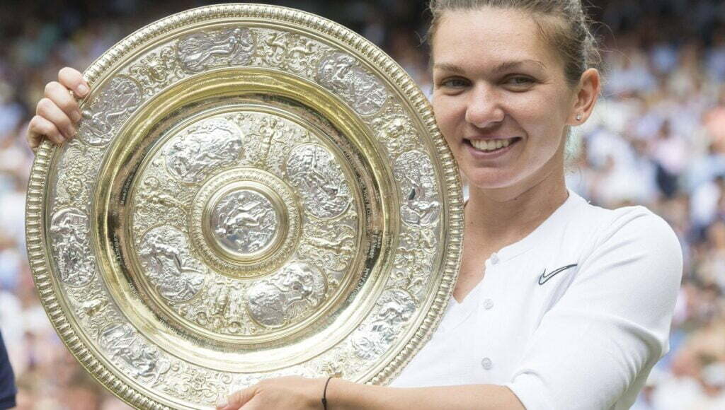 Simona-Halep-si-trofeul-de-la-Wimbledon-2019