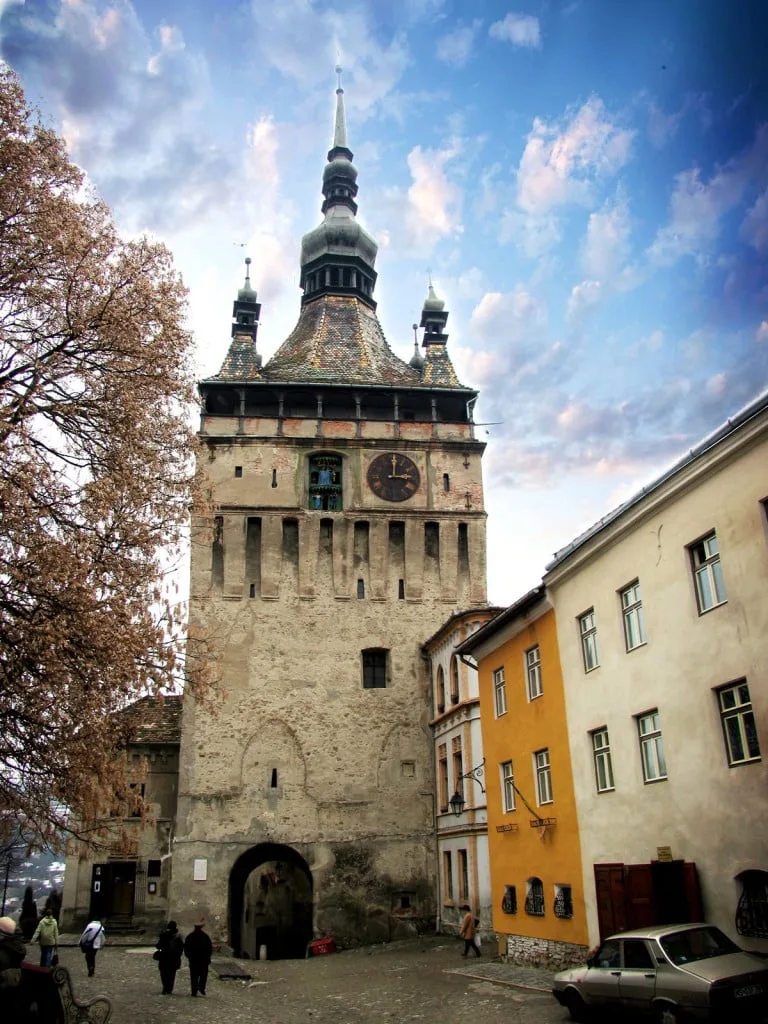 Sighişoara aşteaptă cu emoţie să înceapă restaurarea Turnului cu Ceas din Cetatea Medievală