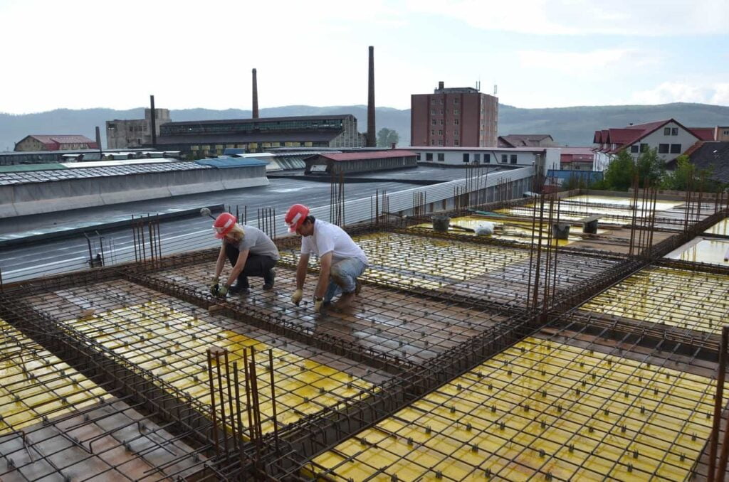 Voluntari-straini-pe-santierul-Habitat-for-Humanity-Medias-1