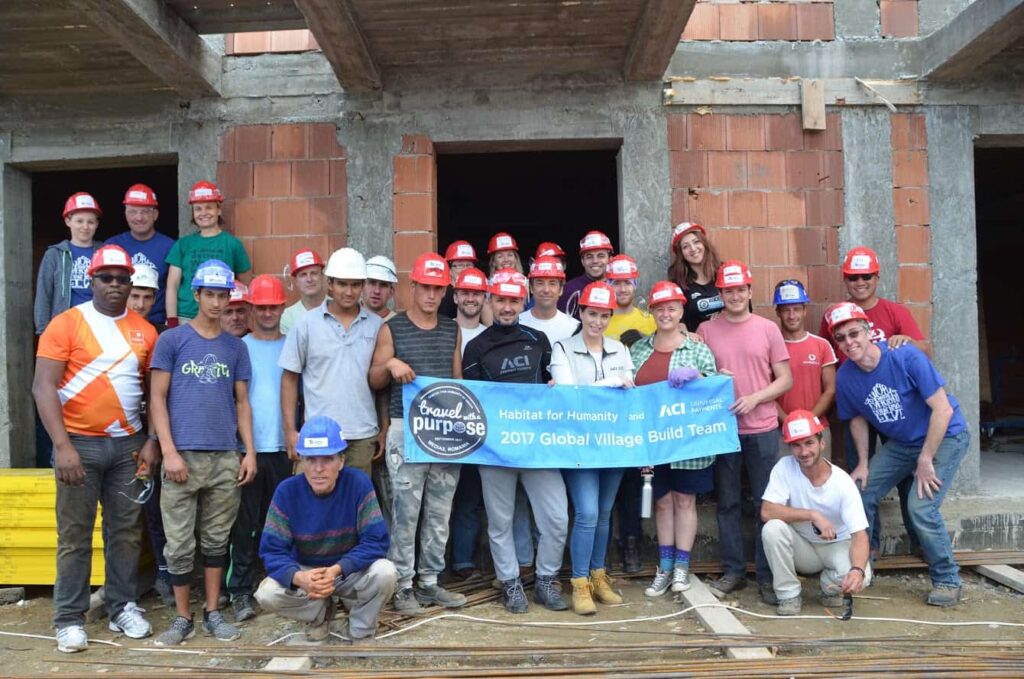 Voluntari-straini-pe-santierul-Habitat-for-Humanity-Medias-2