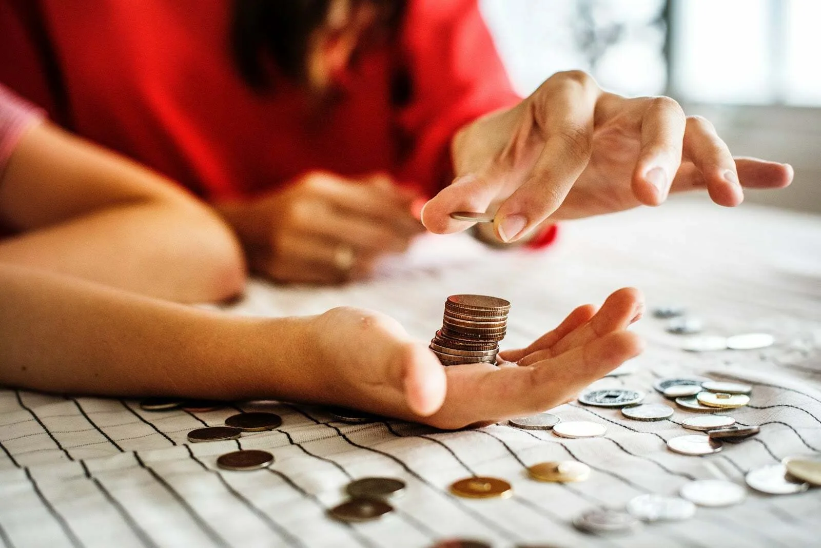 ING vrea să îşi recompenseze acţionarii chiar dacă profitul s-a redus la jumătate în 2020