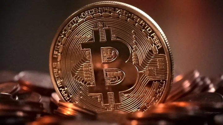 Bitcoin îşi continuă creşterea şi atinge un nou record, de peste 52.900 de dolari