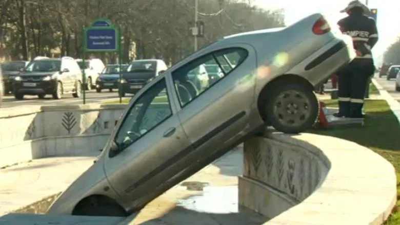 Un şofer a intrat cu autoturismul într-o fântână arteziană