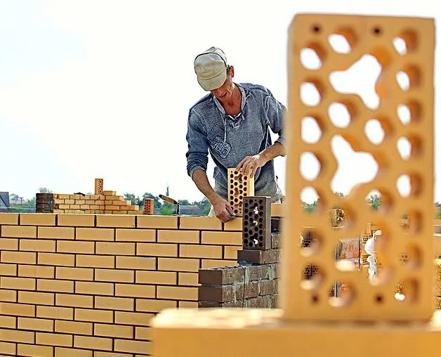 Industria construcţiilor din România este blocată într-o era analog, în lumea digitală