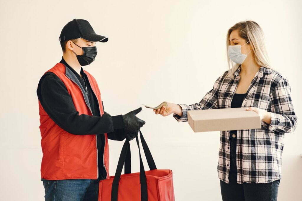 delivery-man-medic-mask-with-woman
