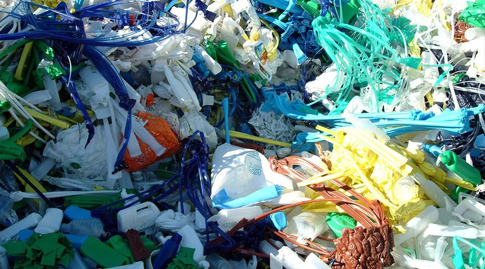 Producătorii de plastic sunt de acord să folosească 30% material reciclat în producția de ambalaje