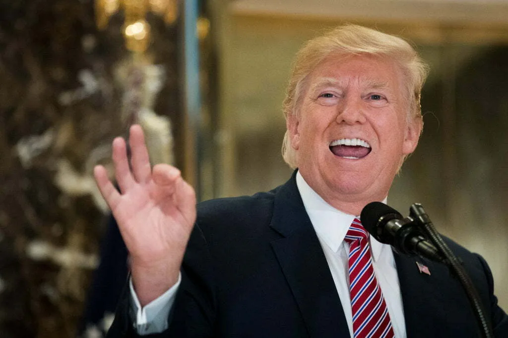 Trump spune: Căldura ucide virusul, îndemnându-i pe americani ”să profite de soare”