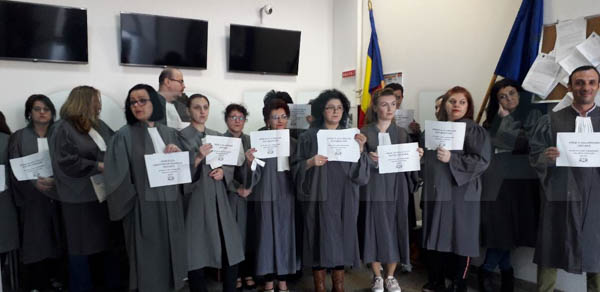Personalul auxiliar din instanţe şi parchete îşi suspendă activitatea miercuri, între orele 10:00 – 12:00