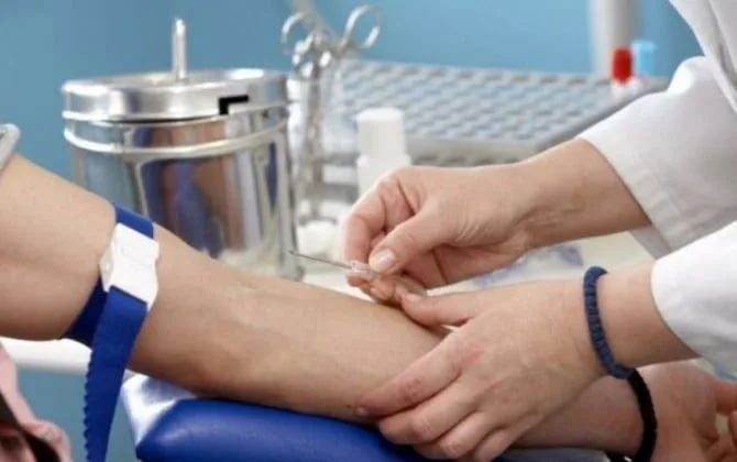 Pacienţii cu hepatită C sau ciroză beneficiază din această lună de tratament gratuit cu interferon-free