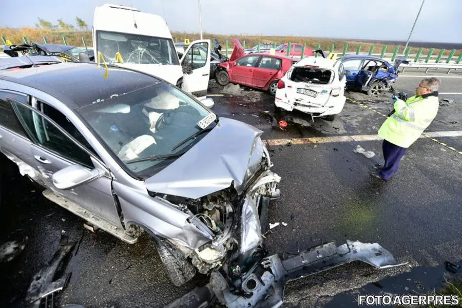O femeie din Italia a murit după ce a căzut din maşină în timp ce dormea