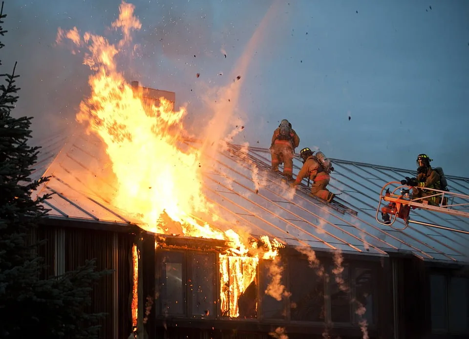 Incendiul la fabrica de saltele din Urlaţi a fost lichidat