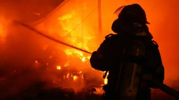 Vaslui: Incendiu puternic de vegetaţie uscată; se intervine cu patru autospeciale