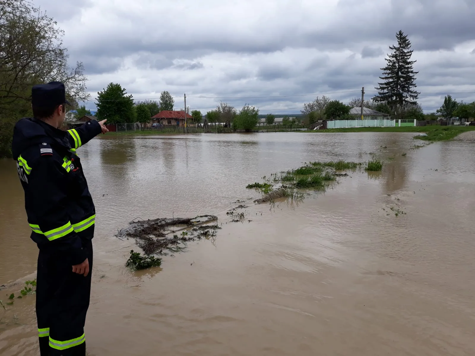 Cod portocaliu de viituri pe şase râuri, până luni după-amiază;Cod galben de inundaţii în 12 bazine hidrografice