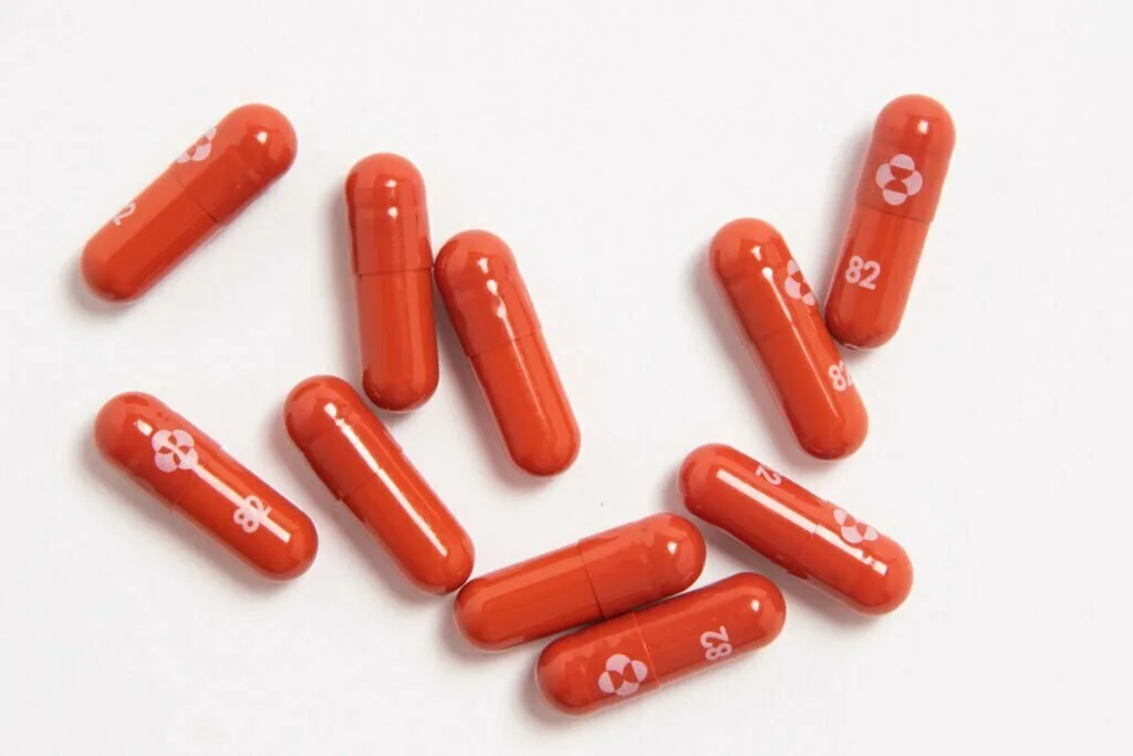 OMS analizează medicamentul anti-Covid molnupiravir, administrat sub formă de pastile