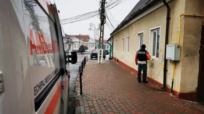 Femeia din localitatea Ghimbav, care s-a baricadat în casă, a fost preluată