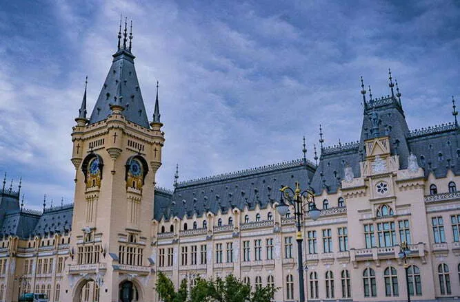 Iaşi: Imagini cu Eminescu şi versuri din poeziile lui, proiectate pe Palatul Culturii