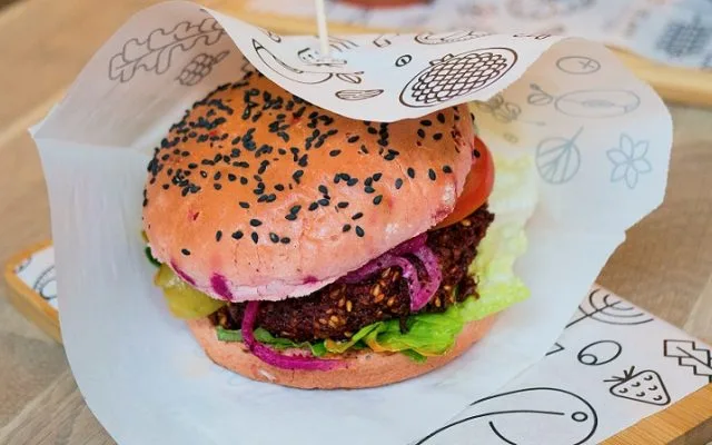 Fermierii cer Parlamentului European să interzică termeni precum burger vegetarian