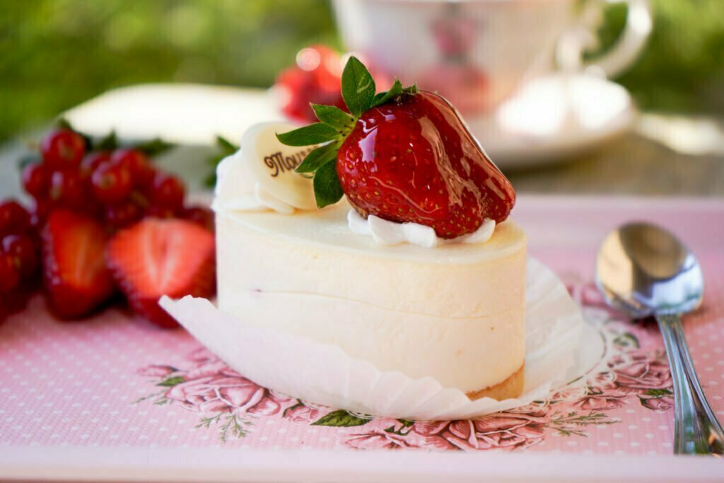 prajitura-mousse-ciocolata-alba-si-fructe-de-padure