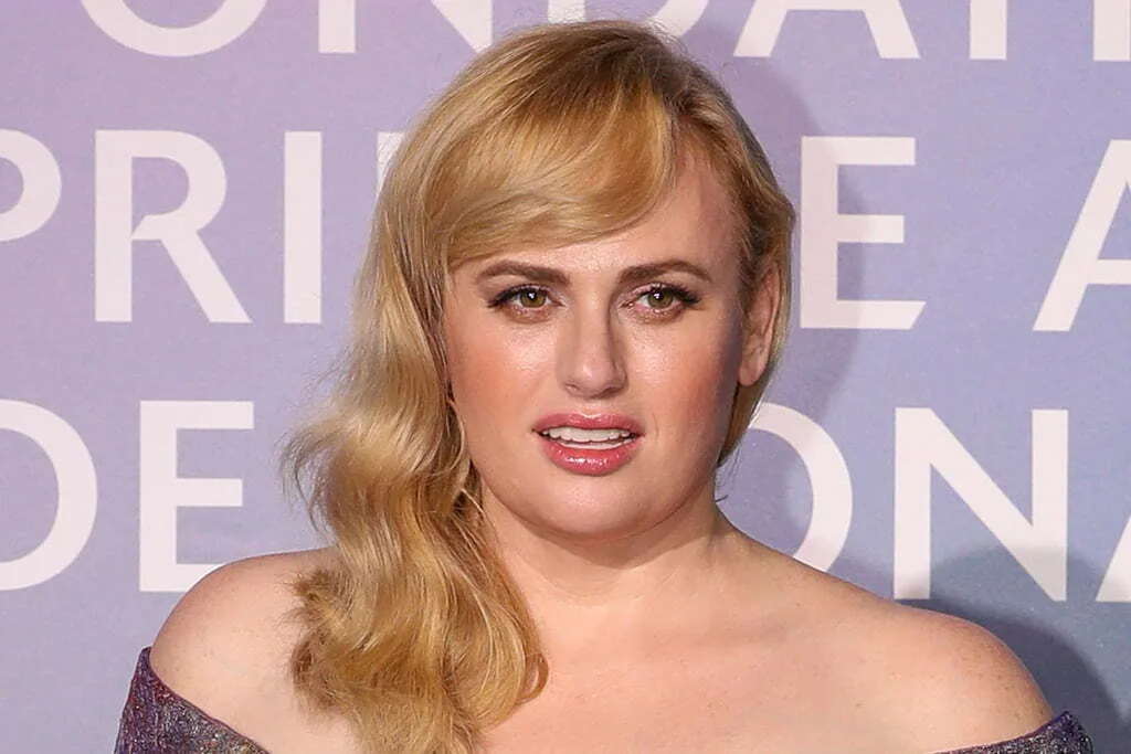 Rebel Wilson sparge din nou gheața cu o nouă ținută sexy care îi scoate în evidență corpul transformat