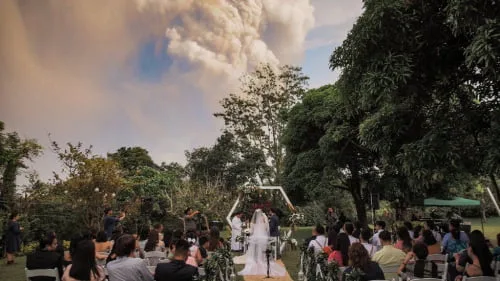 scene-de-cosmar-la-nunta-vulcanul-a-erupt-chiar-in-momentul-in-care-mirii-au-spus-da-foto-426297