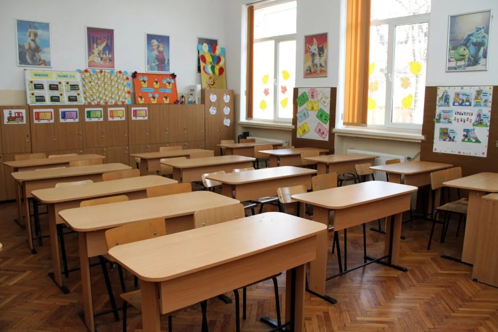 În Dâmboviţa peste jumătate dintre şcolile din judeţ cursurile încep în scenariul verde