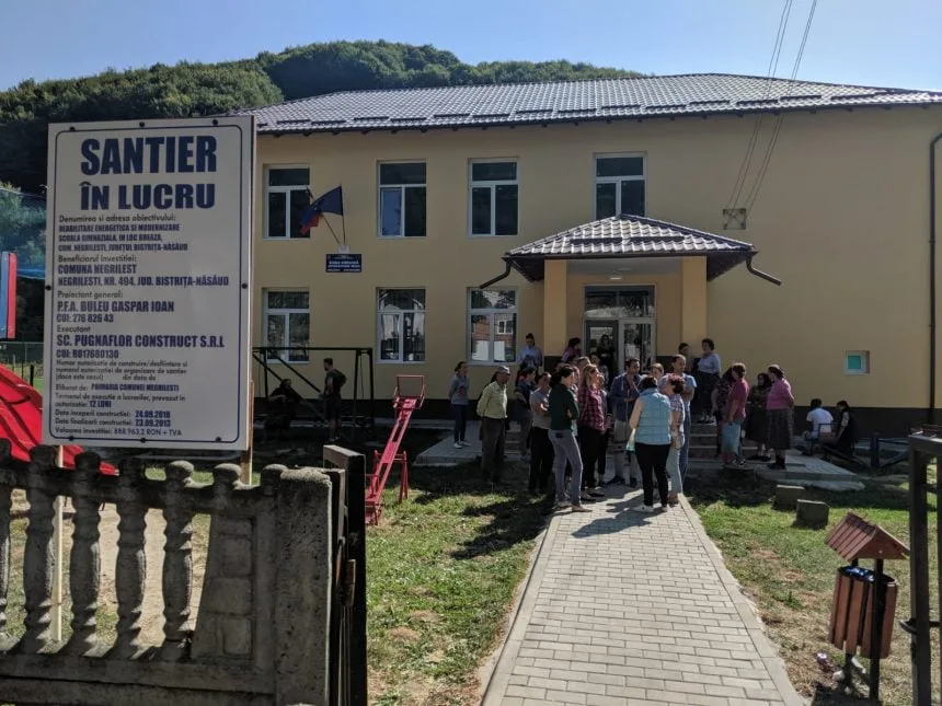 Mai mulţi părinţi s-au adunat în această dimineaţă la şcoala din localitatea Şanţ