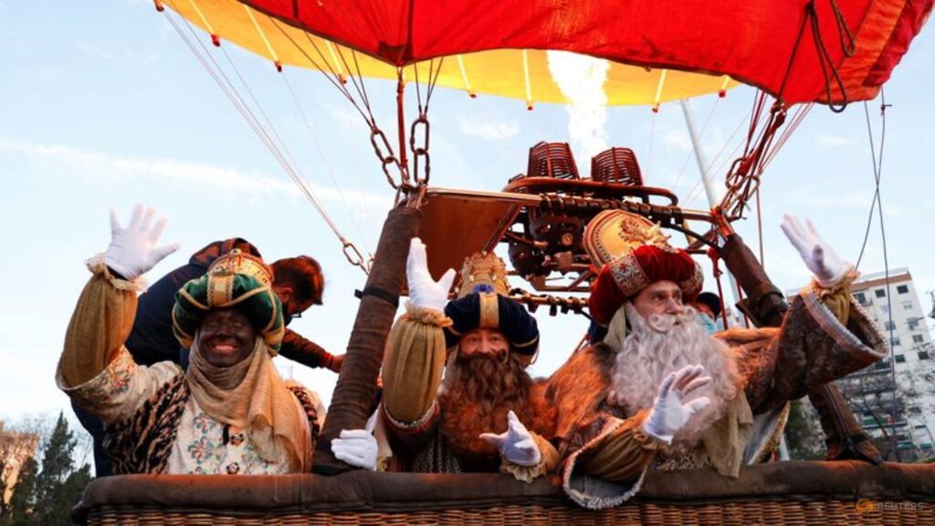 three-kings-fly-over-seville-in-a-hot-air-balloon-1
