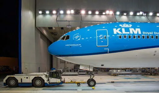 Piloții KLM dispuși să discute înghețarea salariilor pentru ajutorul de stat