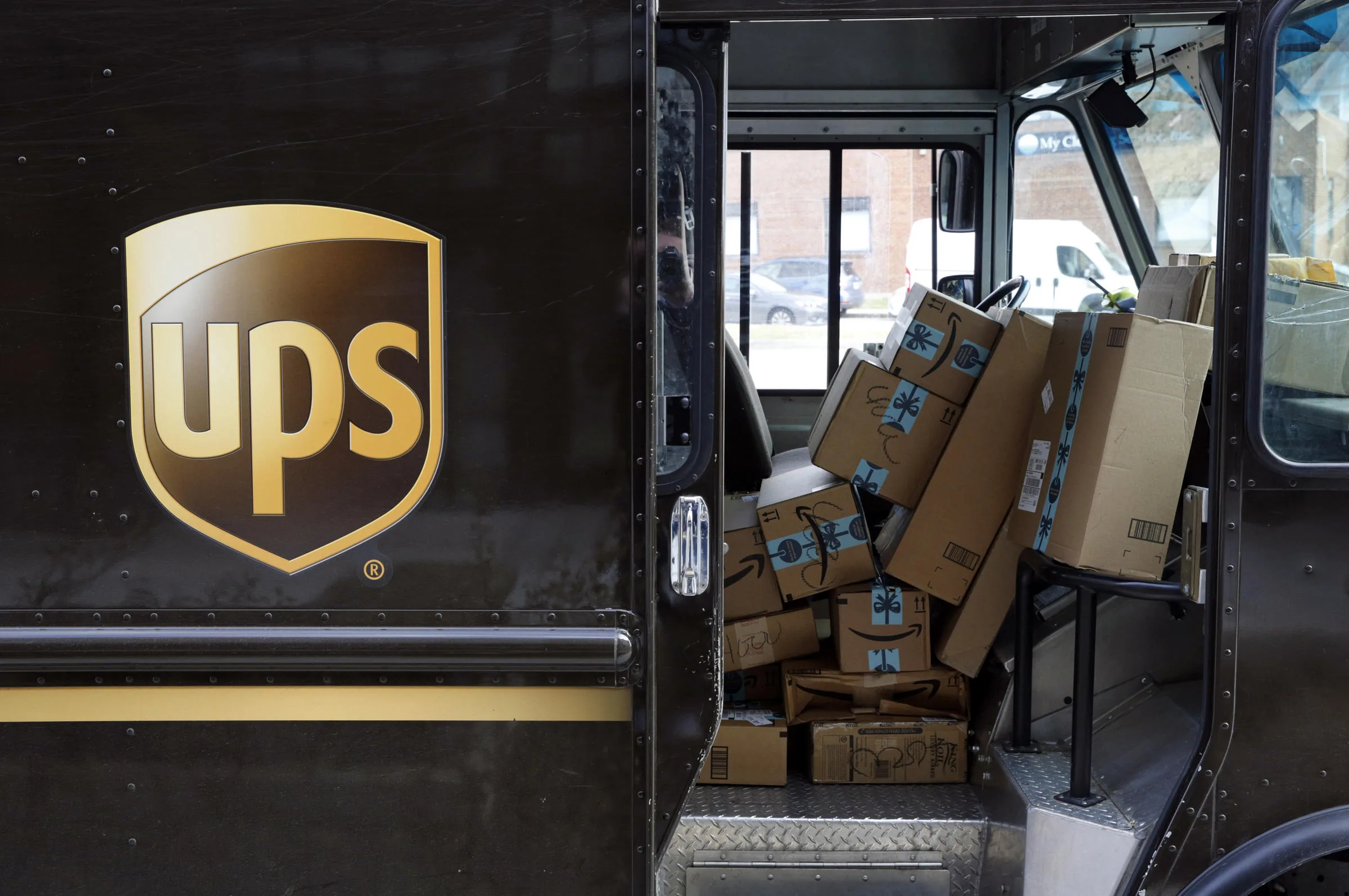 UPS are de gând să ofere achiziții unor angajați