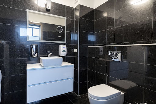 Amenajarea băii cu granit: 4 idei creative