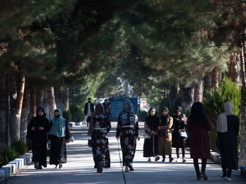 Talibanii spun că femeile au fost interzise de la universități