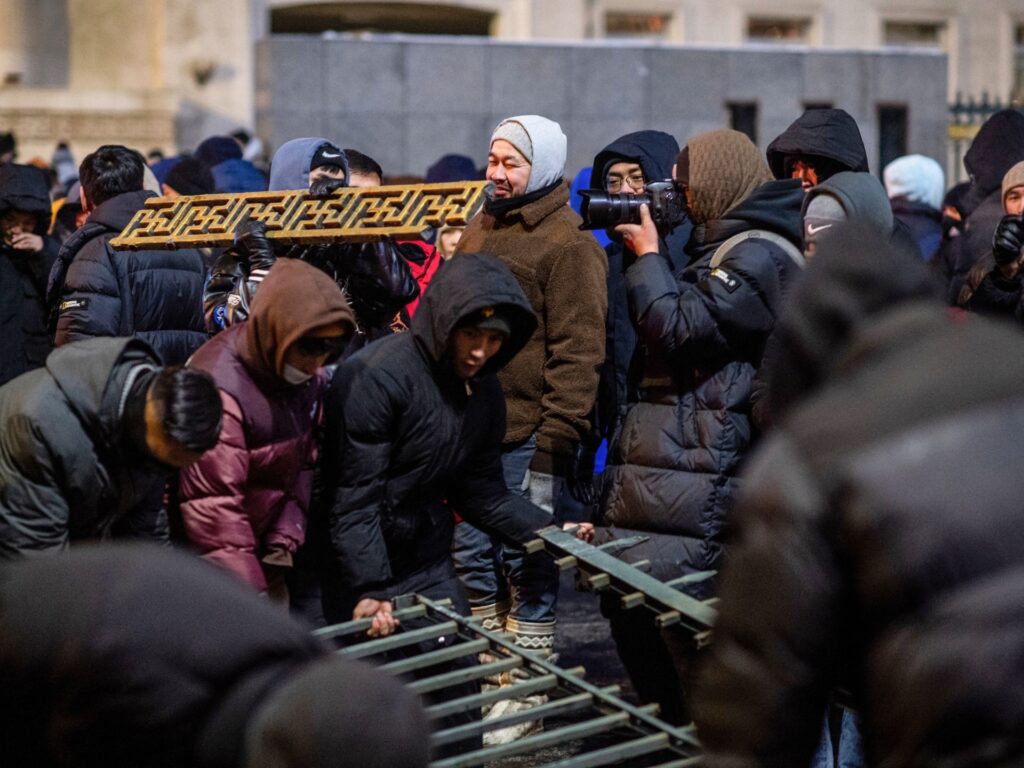Protestatarii din Mongolia încearcă să ia cu asalt palatul de
