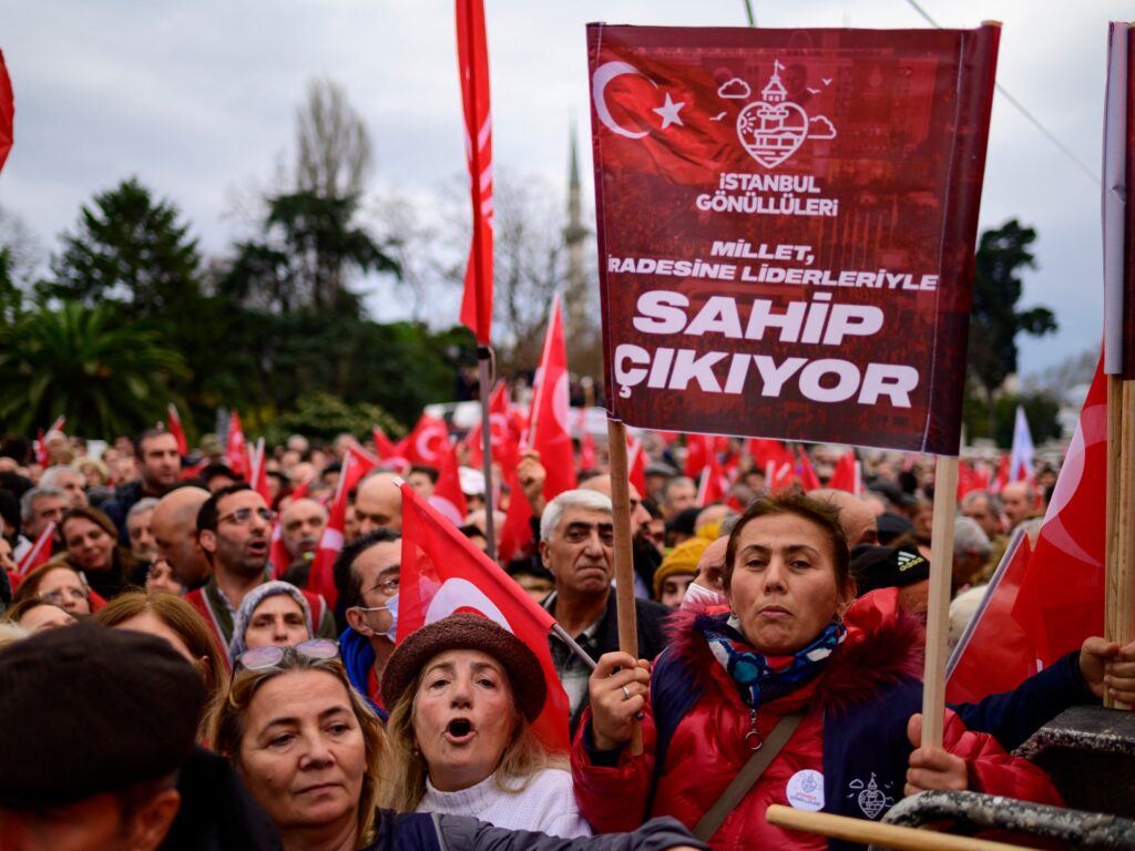 Mii de oameni protestează împotriva condamnării primarului de la Istanbul,