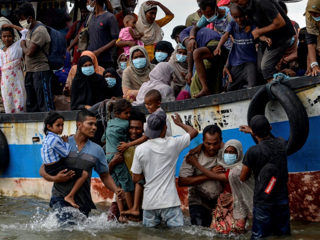 Apel pentru salvarea refugiaților rohingya blocați pe o barcă fără