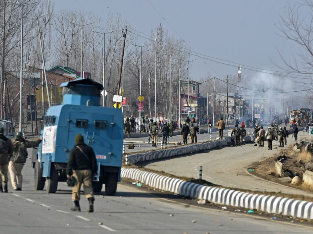 Protestatarii blochează autostrada Kashmir după două împușcături în tabăra armată