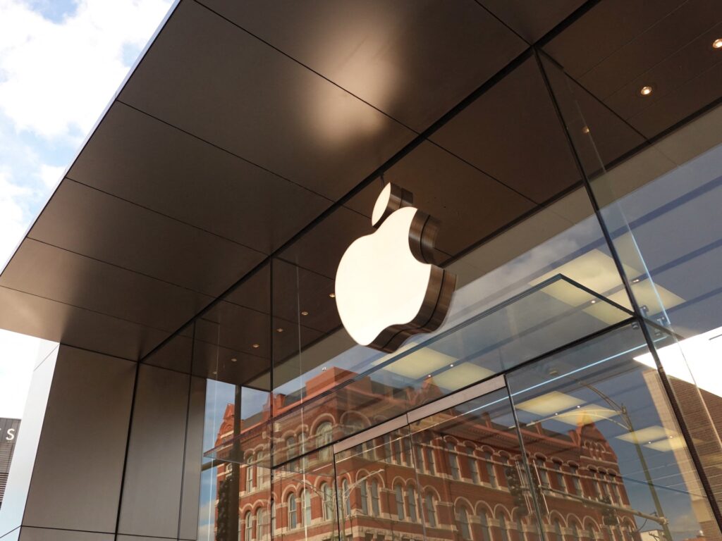 Australia acuză Apple și Microsoft că nu au abordat abuzul